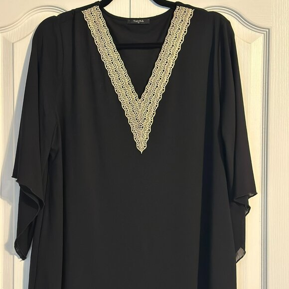 Chic Black V-Neck Blouse with Lace Detail - Picture 4 of 4